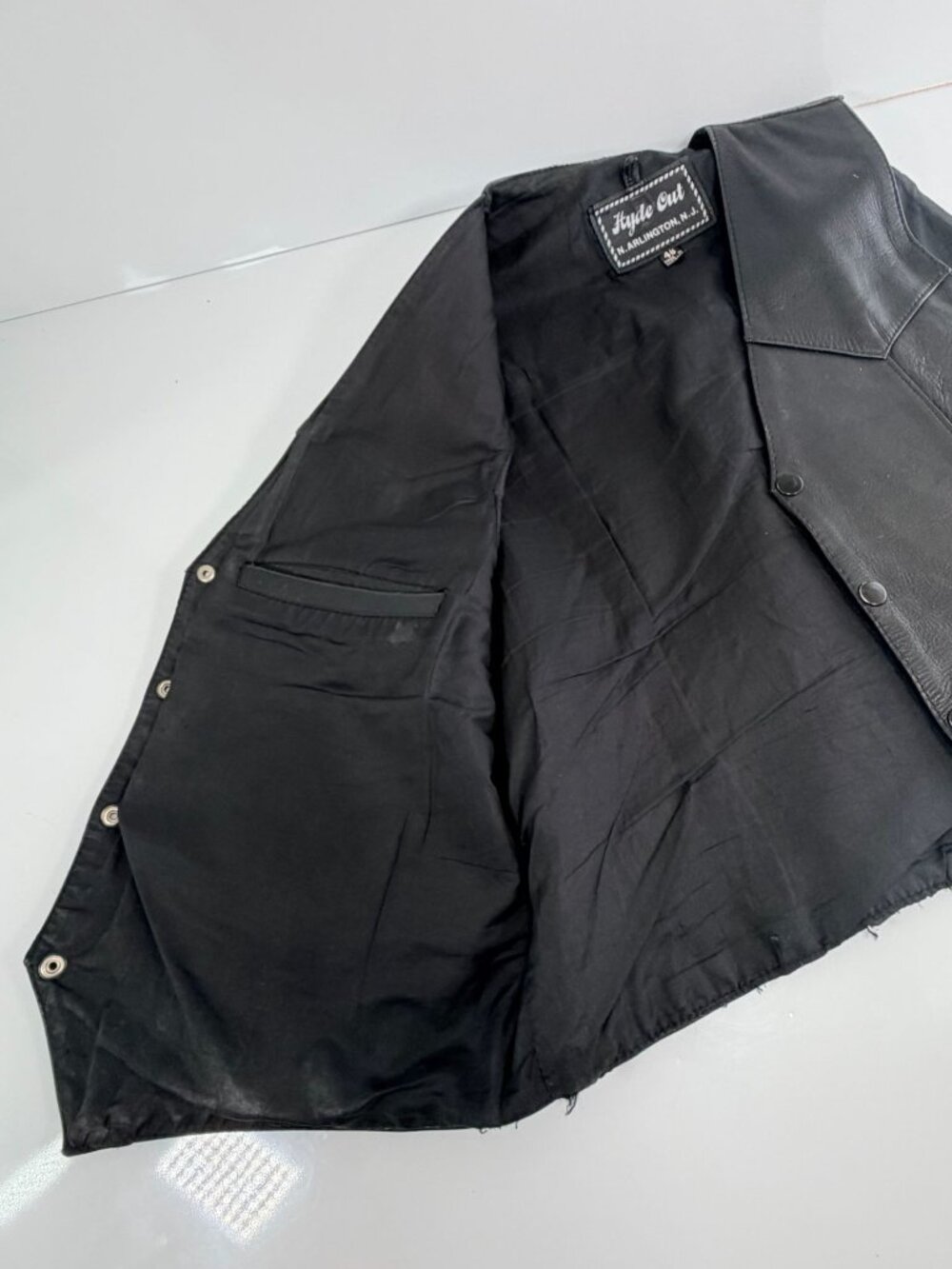 Vintage Mens Black Biker Leather Vest By Hyde Out Snap Closure Pockets 46B - Picture 7 of 8